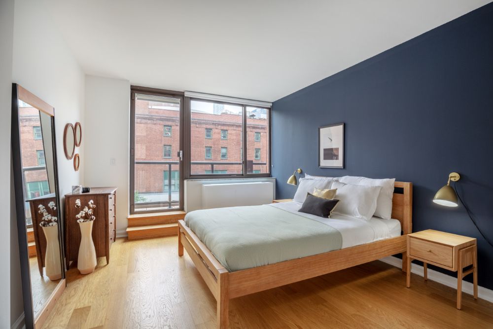 fordham lincoln center apartment westport blueground spacious bedroom with accent wall